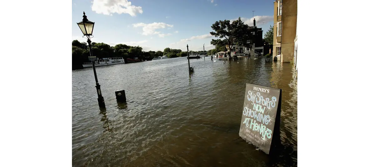 14 Mind Blowing Photographs of London Under Water
